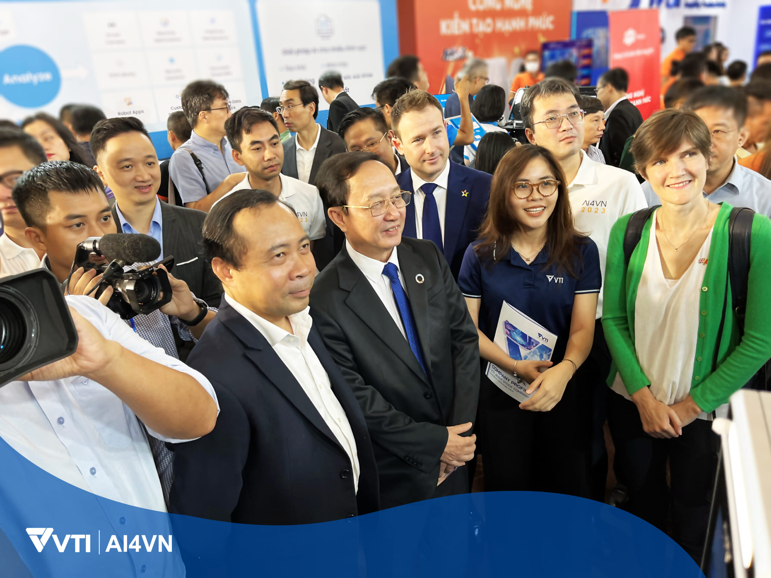 bộ trưởng bộ Khoa học và Công nghệ Việt Nam ghé thăm gian hàng của VTI tại AI4VN