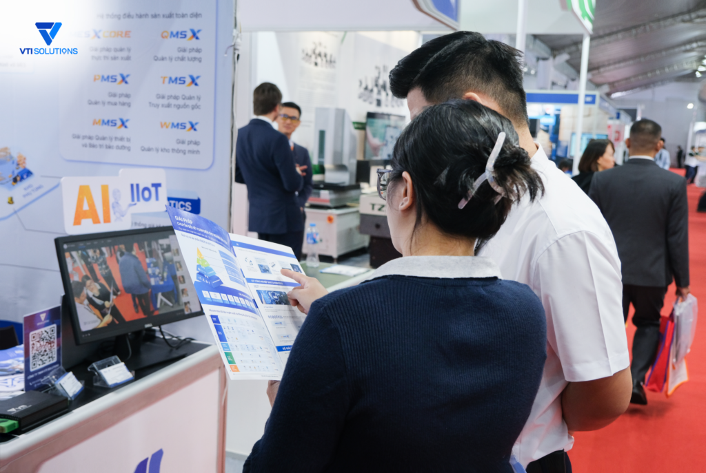 Khách hàng trải nghiệm demo AI camera với giám sát khuôn mặt và hành vi cùng VTI Solutions