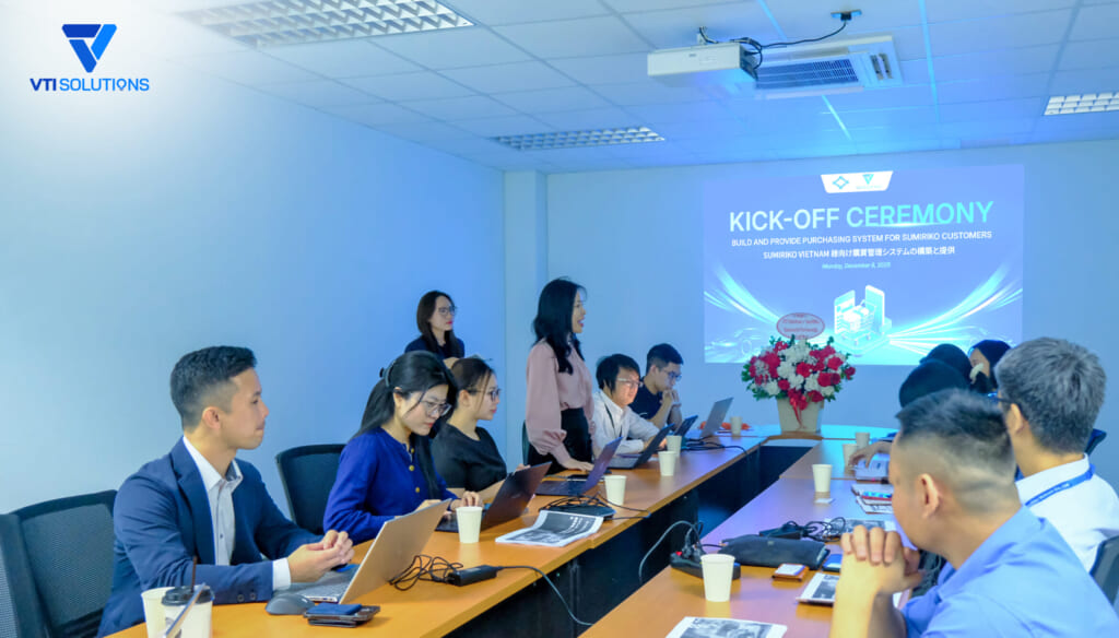 Đại diện VTI Solutions chia sẻ tại buổi lễ